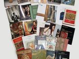 beaucoup de vieux livres posés ensemble sur la table