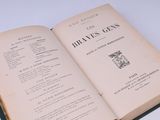 un livre ouvert posé sur une table