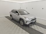 Une Toyota RAV de 2020 dans un garage au sol à damier