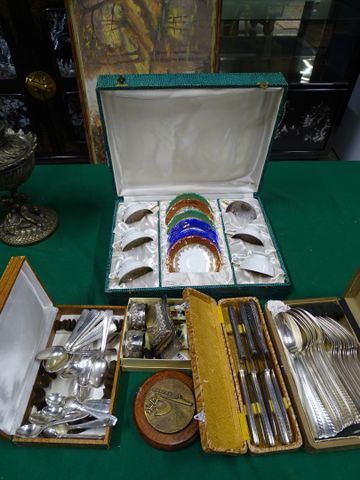 Service à café en coffret en porcelaine Allemande, ménagère en mé...