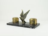 une image représentant une statue d'oiseau posée sur un socle en marbre