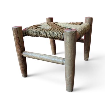 une image représentant un tabouret en bois dont l'assise est constituée d'une corde