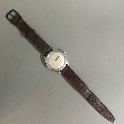 une montre posée sur une table