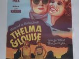 une vieille affiche de cinéma représentant un couple debout l'un à côté de l'autre