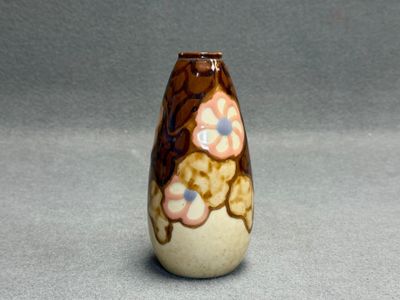 THARAUD à Limoges. Vase en porcelaine à décor de fleurs styl…