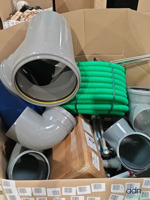 une boîte en carton contenant tout un tas d'objets divers