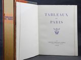 un livre ouvert posé sur une table, devant un fond noir