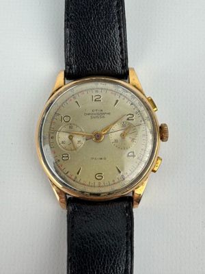 gros plan d'une montre sur une surface blanche