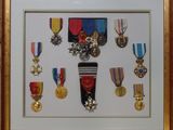 une photo d'un cadre contenant des médailles et des médailles