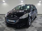la petite voiture noire est garée dans une grande pièce