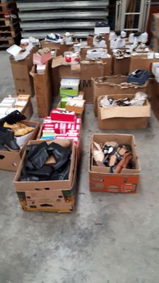 *Stock de paires de chaussures femme et enfant. - Photo 1