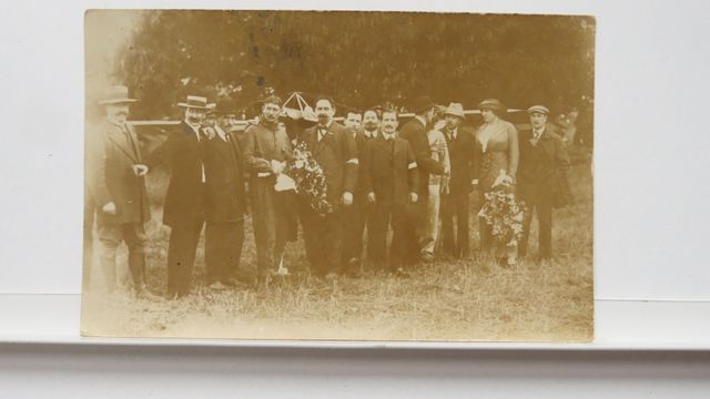 La Courtine Meeting d’aviation. Gros plan. Autre carte photo rare...