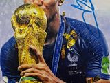 photo dédicacée de l'attaquant français Neymon tenant le trophée de la Coupe du monde