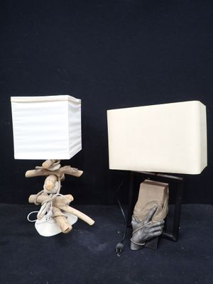 une paire de lampes en bois flotté avec un abat-jour blanc et un socle en bois