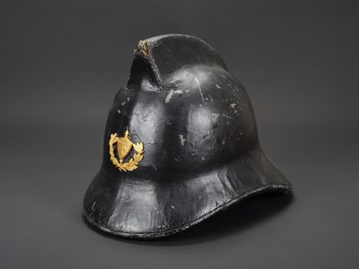un gros plan d'un casque orné d'un emblème doré
