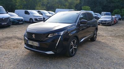 un SUV noir garé sur un parking aux côtés d'autres voitures