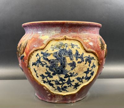 une image représentant un vase orné d'un dragon, posé sur une table