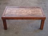 une table basse sur laquelle est dessiné un motif