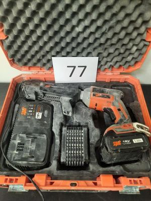 une mallette orange contenant des outils, posée sur une table