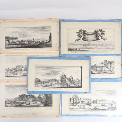 Plusieurs dessins représentant des navires et des bateaux sont accrochés au mur.