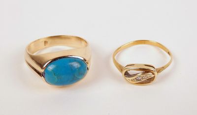 deux bagues en or ornées de pierres de turquoise