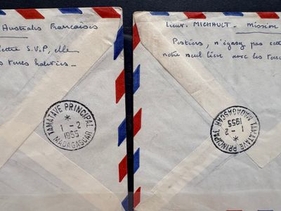Deux enveloppes affranchies sont posées côte à côte sur une table.