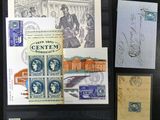 quelques vieux timbres et cartes postales sont posés sur une table noire