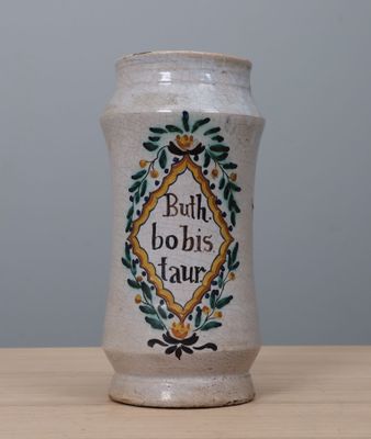 Pot à pharmacie en faïence à décor polychrome.