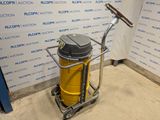 un aspirateur jaune et noir posé sur un chariot devant un mur