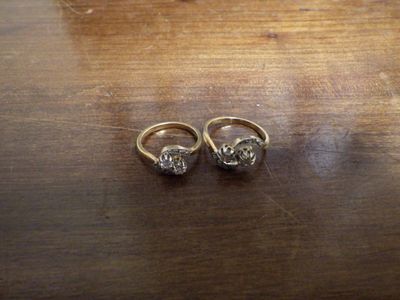 une paire de bagues en or serties de diamants posées sur une table en bois