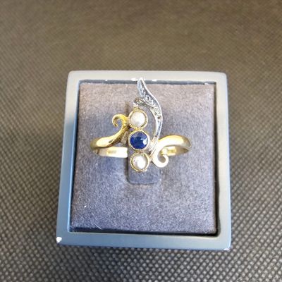 une bague en or sertie d'un saphir et d'un diamant