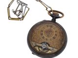 une montre de poche munie d'une chaîne