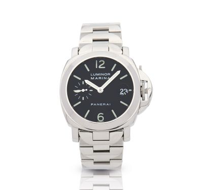 un gros plan d'une montre sur une surface blanche avec un fond blanc