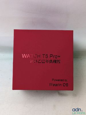 La boîte rouge est posée sur la table ; elle contient la montre T5 Pro.