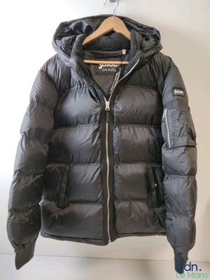l'image d'une veste suspendue à un cintre sur un mur