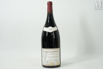 une bouteille de vin posée sur une table