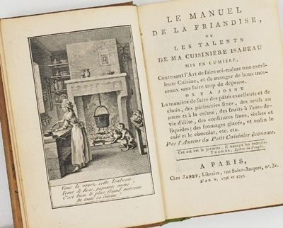 un livre ouvert sur lequel figure la photo d'une famille dans un salon