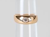 Gros plan sur une bague ornée d'un diamant