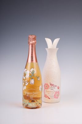 une bouteille de champagne et une bouteille de vin côte à côte