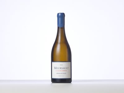 une bouteille de vin blanc posée sur une table