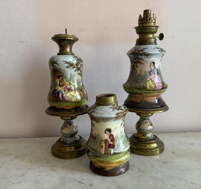 trois vases posés sur une table