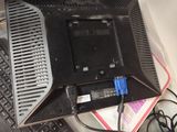 un ordinateur portable posé sur un bureau, à côté d'un clavier et d'une souris