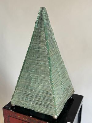 Luminaire pyramidale en tesson reposant sur quatre pieds bou…