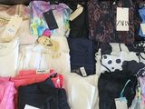 une valise remplie de vêtements et d'autres objets posée par terre