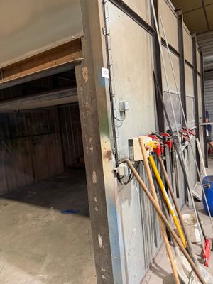 tout un tas d'outils qui traînent par terre dans le garage