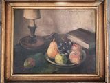 une peinture représentant une assiette de fruits posée sur une table