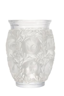 une image représentant un vase en verre avec des fleurs à l'intérieur