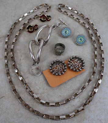 beaucoup de bijoux éparpillés sur une table