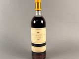 une bouteille de vin posée sur une table
