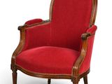 une chaise rouge avec une structure en bois et une assise rembourrée rouge
